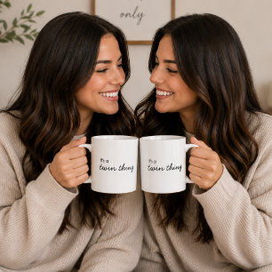 Es ist eine Zwillingsfrage Moderne, aufeinander Kaffeetasse