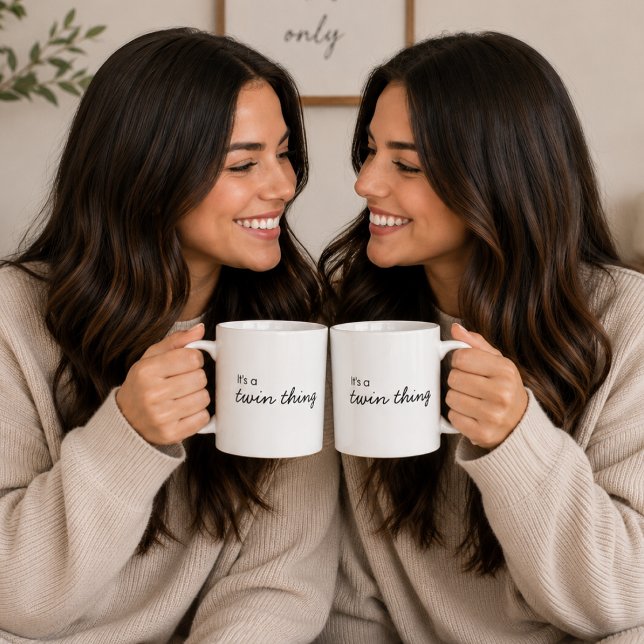 Es ist eine Zwillingsfrage | Moderne, aufeinander  Kaffeetasse (Matching twin mugs with a sweet quote design for sisters, siblings, and everyday coffee moments.)