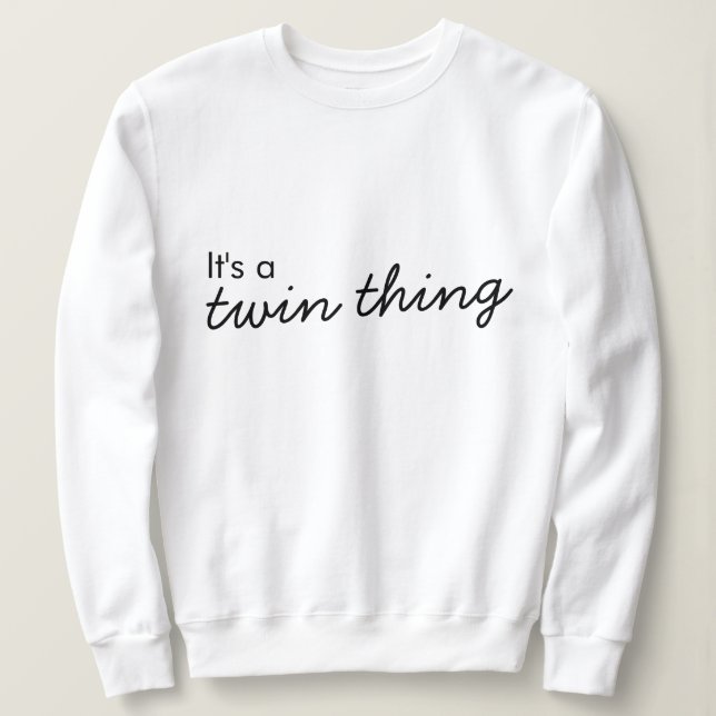 Es ist eine Zwillingsfrage | Moderne, aufeinander  Sweatshirt (Design vorne)