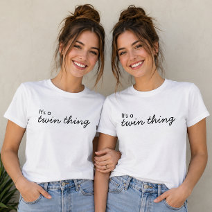Es ist eine Zwillingsfrage   Moderne, aufeinander  T-Shirt