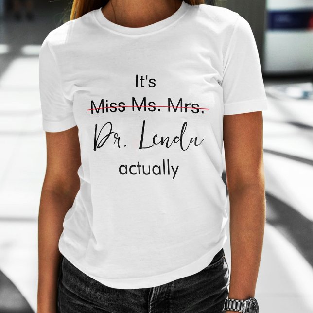Es ist Frau Dr., eigentlich Phd Abschluss T-Shirt (Von Creator hochgeladen)