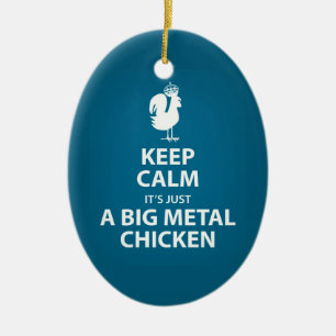Es ist gerade eine riesige Metallhuhnverzierung Keramikornament