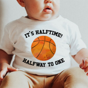 Es ist halb so! Basketball Sport Halbpension Baby T-shirt