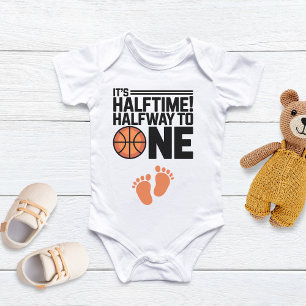 Es ist Halbzeit! Basketball-Sport-Halbgeburtstag Baby Strampler