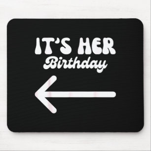 Es ist ihr Geburtstag (Pfeil zeigt darauf) Humor A Mousepad