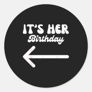 Es ist ihr Geburtstag (Pfeil zeigt darauf) Humor A Runder Aufkleber