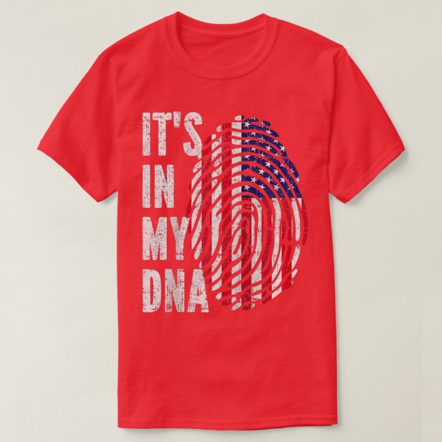ES IST IN MEINER DNA Flag United Staaten American  T-Shirt (Design vorne)