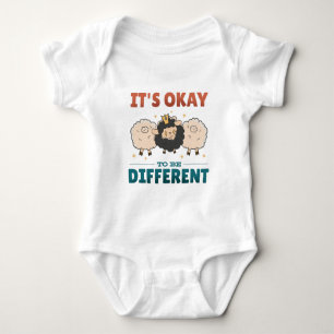 Es ist in Ordnung, anders eingeladen zu sein Baby Strampler