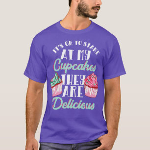 Es ist in Ordnung, auf meine Kuchen zu starren, di T-Shirt