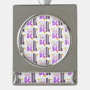 Es ist in Ordnung, nicht in Ordnung zu sein Banner-Ornament Silber