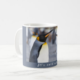 Es ist kalt außerhalb von King Penguin Foto mit Te Kaffeetasse
