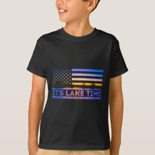 Es ist Lake Time Sonnenuntergang Amerikanische Fla T-Shirt