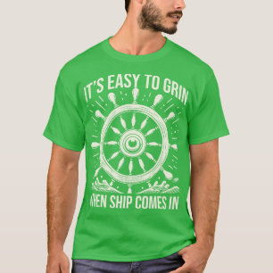Es ist leicht zu grinsen, wenn das Schiff ankommt T-Shirt