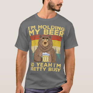 Es ist lustig, dass ich mein Bier halte, aber ich  T-Shirt
