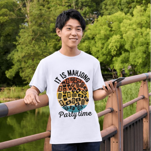 Es ist Mahjong Party Zeit | Funny mahjong T-Shirt (Von Creator hochgeladen)