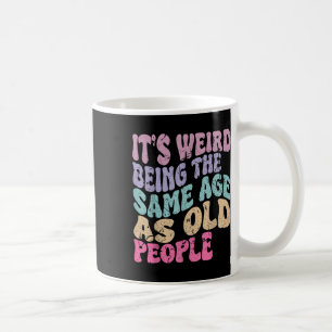 Es ist merkwürdig, das gleiche Alter wie alte Mens Kaffeetasse