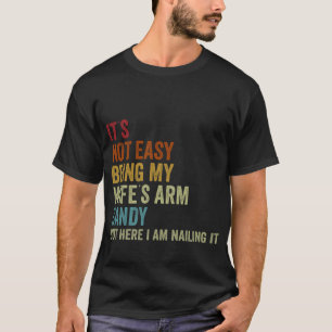 Es ist nicht einfach, meine Ehefrau mit Armbonbons T-Shirt