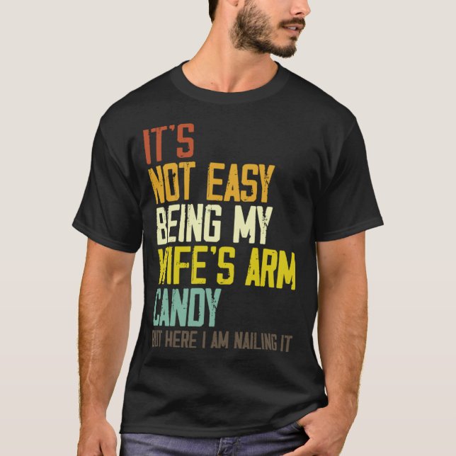 Es ist nicht einfach, meine Ehefrau mit Armbonbons T-Shirt (Vorderseite)