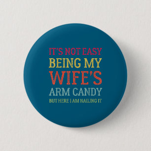 Es ist nicht leicht, das Arm Candy meiner Frau zu  Button