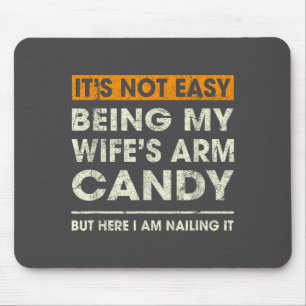 Es ist nicht leicht, das Arm Candy meiner Frau zu  Mousepad