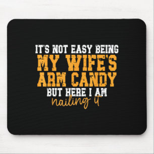 Es ist nicht leicht, das Arm Candy meiner Frau zu  Mousepad