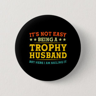 Es ist nicht leicht, ein Trophäen-Ehemann zu sein Button