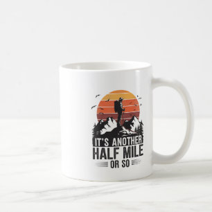 Es ist noch eine halbe Meile oder so Funny Hiking  Kaffeetasse