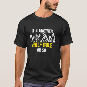 Es ist noch eine halbe Meile oder so lustig Wander T-Shirt