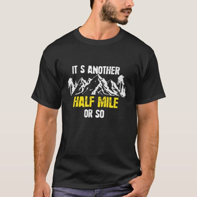 Es ist noch eine halbe Meile oder so lustig Wander T-Shirt (Vorderseite)