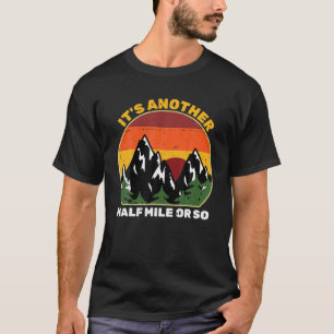 Es ist noch eine halbe Meile oder so lustiges Wand T-Shirt