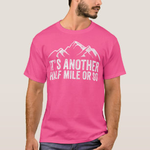 Es ist noch eine halbe Meile oder so sarkastischer T-Shirt