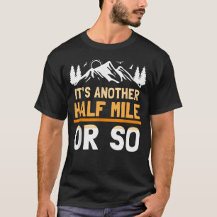 Es ist noch eine halbe Meile oder so Wanderhumor T-Shirt