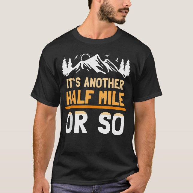 Es ist noch eine halbe Meile oder so Wanderhumor T-Shirt (Vorderseite)