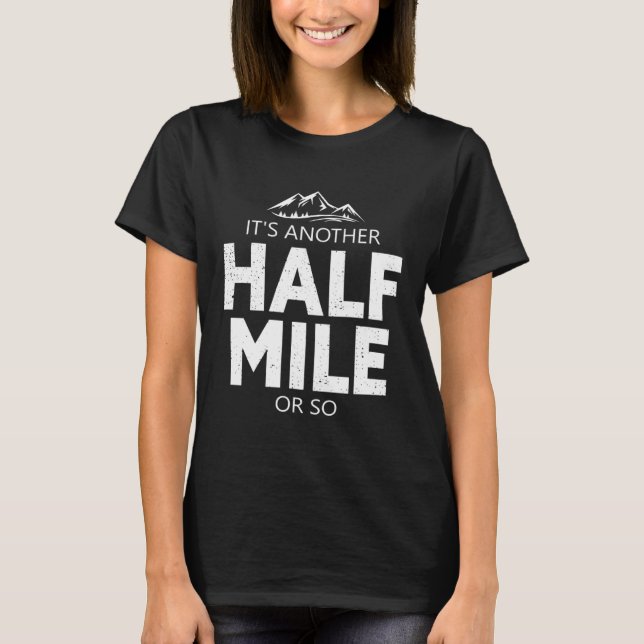 Es ist noch etwa eine halbe Meile Bergwandern T-Shirt (Vorderseite)