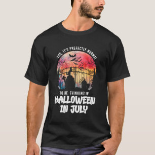Es ist normal, im Juli an Halloween zu denken T-Shirt
