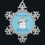 Es ist NOw Mystery Detective Snowman Blue Schneeflocken Zinn-Ornament<br><div class="desc">Schneetag! Es gibt besondere Erinnerungen, das Radio an einem Wintersturmtag zu hören, in der Hoffnung, unser Schulsystem unter der Liste der Schließungen zu hören. Als es schließlich bekannt wurde, läutete ein fröhlicher Beifall durch das Haus, als wir alle wieder ins Bett gingen, um einen unerwarteten Urlaub zu genießen. Meine eigenen...</div>