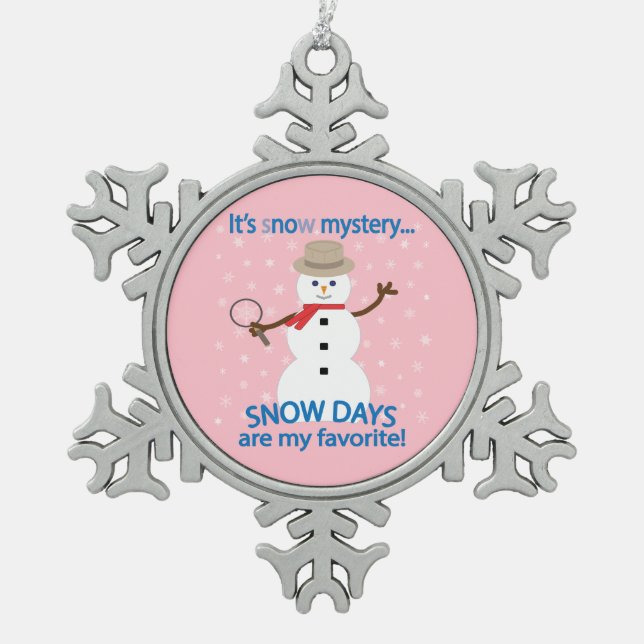 Es ist NOw Mystery Detective Snowman Pink Schneeflocken Zinn-Ornament (Vorderseite)