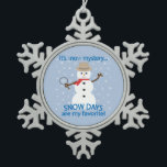 Es ist NOw Mystery Detective Snowman Schneeflocken Zinn-Ornament<br><div class="desc">Schneetag! Es gibt besondere Erinnerungen, das Radio an einem Wintersturmtag zu hören, in der Hoffnung, unser Schulsystem unter der Liste der Schließungen zu hören. Als es schließlich bekannt wurde, läutete ein fröhlicher Beifall durch das Haus, als wir alle wieder ins Bett gingen, um einen unerwarteten Urlaub zu genießen. Meine eigenen...</div>