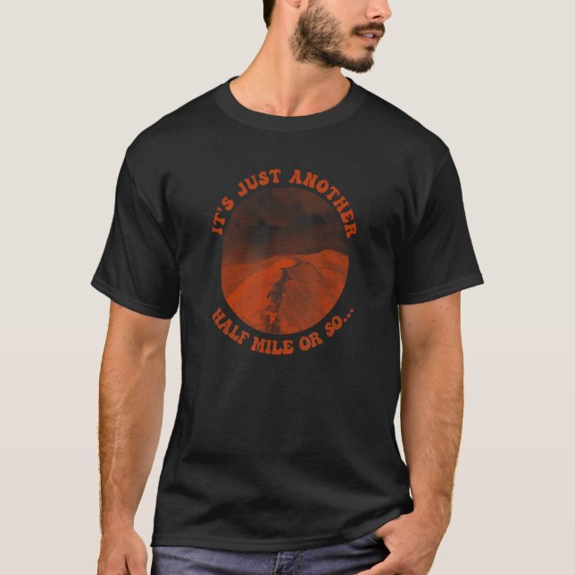 Es ist nur noch eine halbe Meile im Freien wandern T-Shirt (Vorderseite)