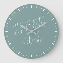 Es ist Pilates O' Clock Fun Green Script Wall Cloc Große Wanduhr