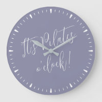 Es ist Pilates O' Clock Fun Lila Script Wall Uhr