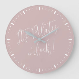 Es ist Pilates O' Clock Fun Pink Script Wall Clock Große Wanduhr