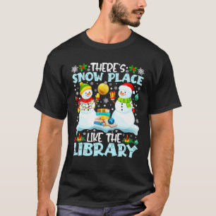 Es ist Schnee an einem Ort wie einer Bibliothek, b T-Shirt