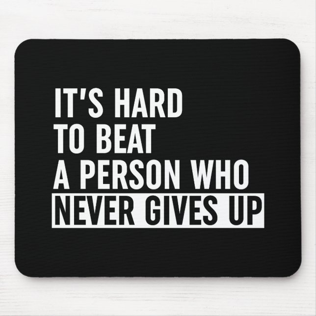 Es ist schwer, jemanden zu schlagen, der nie aufgi mousepad (Vorne)