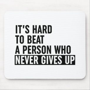 Es ist schwer, jemanden zu schlagen, der nie aufgi mousepad