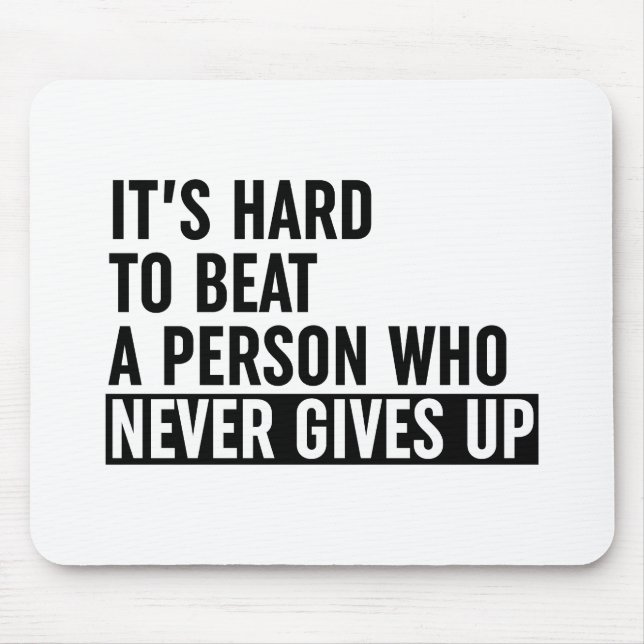 Es ist schwer, jemanden zu schlagen, der nie aufgi mousepad (Vorne)