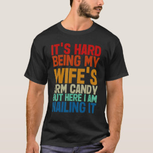 Es ist schwer, meine Ehefrau mit Armbonbons hier z T-Shirt