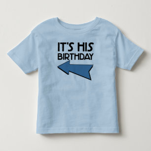 ES IST SEIN GEBURTSTAG mit Pfeil, der rechts zeigt Kleinkind T-shirt