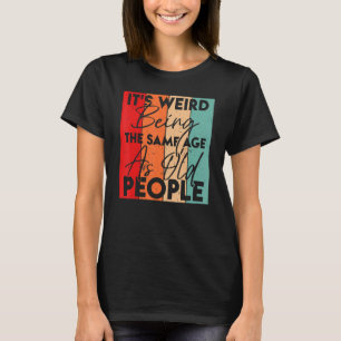 Es ist seltsam, das gleiche Alter wie alte Leute i T-Shirt