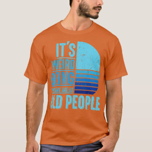 Es ist seltsam, das gleiche Alter wie alte Leute z T-Shirt